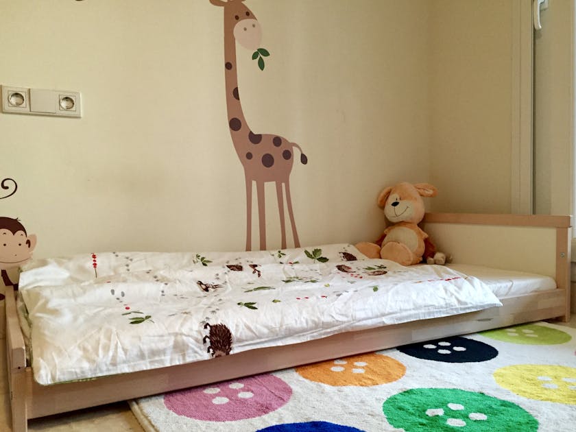 Ikea tiene la cama Montessori barata que todo peque desea: es minimalista y  cuenta con barrera de protección